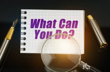 Siyah yüzeyde bir kalem, bir büyüteç ve üzerinde 