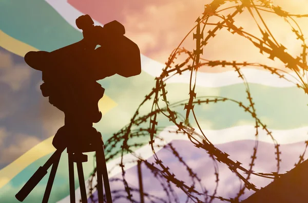 Redefreiheit Und Demokratiekonzept Doppelbelichtung Kamera Stacheldraht Und Flagge Südafrika — Stockfoto