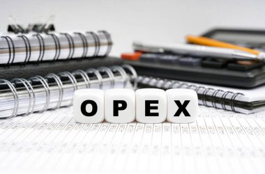 Masanın üzerinde, ofis eşyalarının arasında, yazıtlı küpler - OPEX