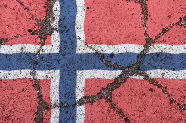 Bandera de Noruega sobre asfalto agrietado. El concepto de crisis, incumplimiento, pandemia, conflicto, terrorismo. Imagen fuera de foco — Foto de Stock