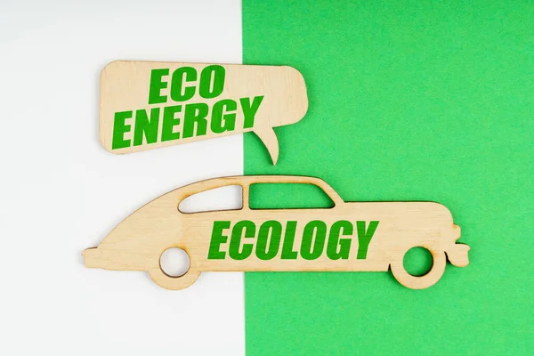 На белом и зеленом фоне деревянная фигура автомобиля - Экология и вывеска с надписью - Экологическая энергия — стоковое фото