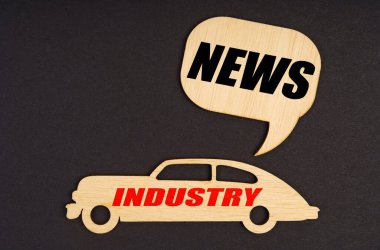 Siyah arka planda, yazıt endüstrisi olan bir araba, üzerinde yazı olan bir plaka - haber