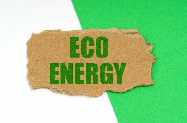 Sur un fond blanc-vert se trouve un morceau de carton avec l'inscription - Eco energy — Photo