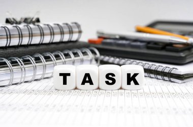 Masanın üzerinde, ofis eşyalarının arasında, yazıtlı küpler - TASK