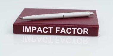 Beyaz bir yüzeyde bir kalem ve üzerinde 