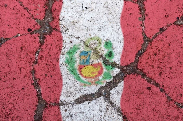 Bandeira do Peru em asfalto rachado. O conceito de crise, inadimplência, pandemia, conflito, terrorismo. Imagem fora de foco — Fotografia de Stock