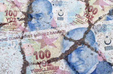 Kırık asfaltta Türk Lirası resmi var.
