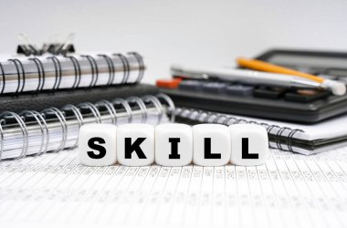 Masanın üzerinde, ofis eşyalarının arasında, yazıtlı küpler - SKİL