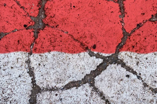 印度尼西亚在碎裂的沥青路面上悬挂国旗 该国的危机 经济崩溃 大流行病 恐怖主义的概念 焦虑症图像 — 图库照片