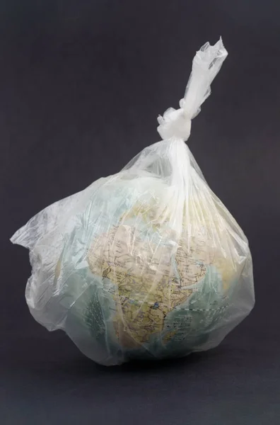 Οικολογία Έννοια Της Περιβαλλοντικής Προστασίας Γυάλινη Μπάλα Πλαστική Σακούλα Μαύρο — Φωτογραφία Αρχείου