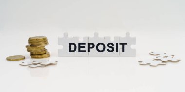 İş ve finans. Beyaz arkaplanda, yazı ile ilgili madeni paralar ve bulmacalar var - DEPOSIT