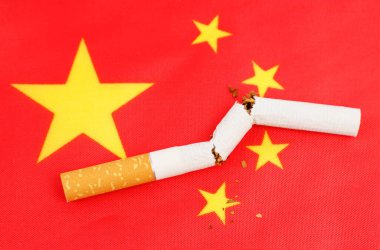 Sigara içilmiyor. Çin bayrağı sigara içmenin tehlikelerinin bir sembolü olarak kırık bir sigara tasvir eder..