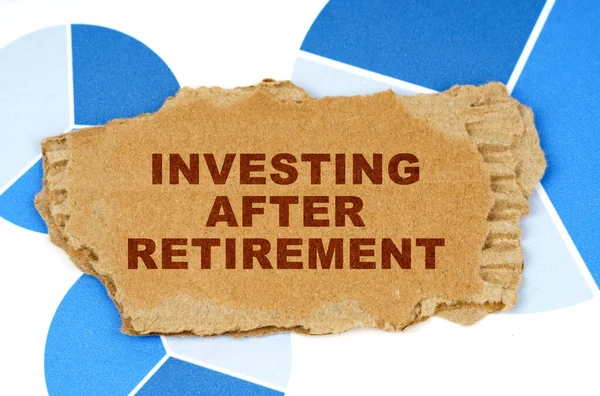 Finans Mavi Finansal Tabloların Üzerinde Emekli Olduktan Sonra Yatırım Yapın — Stok fotoğraf