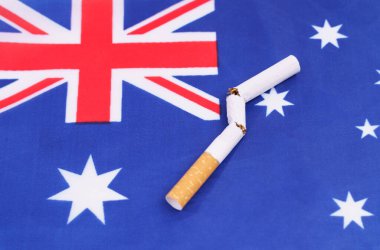 Sigara içilmiyor. Avustralya bayrağı, sigara içmenin yol açtığı zararın bir sembolü olarak kırık bir sigara tasvir etmektedir..