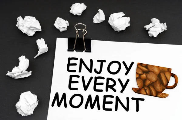 Odpočívej Práci Černém Povrchu Bílý List Nápisem Enjoy Every Moment — Stock fotografie