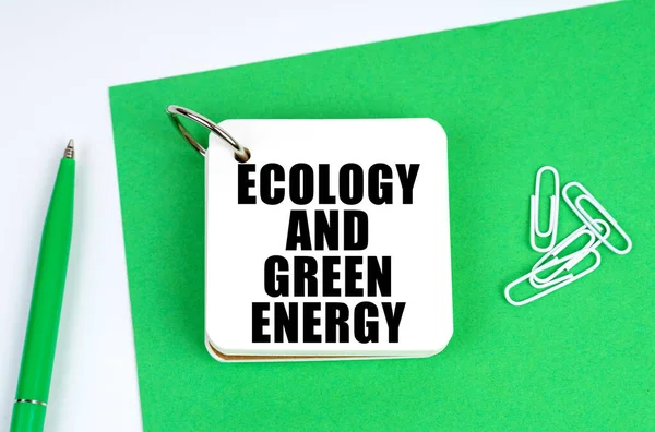 Экология Промышленная Концепция Белой Поверхности Лежит Зеленый Лист Бумаги Ручка — стоковое фото