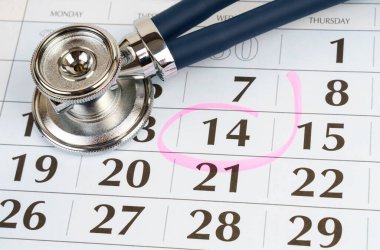 Doktor randevusu ayarlandı. Takvimde üzerinde tarih yazan bir steteskop var. Tıbbi konsept.