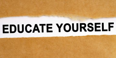 Eğitim konsepti. El işi kağıdının ortasında bir boşluk var, içinde beyaz bir arkaplanda bir yazı var.