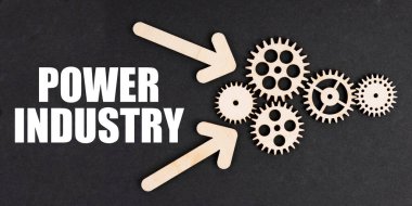 Sanayi konsepti. Siyah yüzeyde, oklar, dişliler ve bir yazıt - Güç Endüstrisi