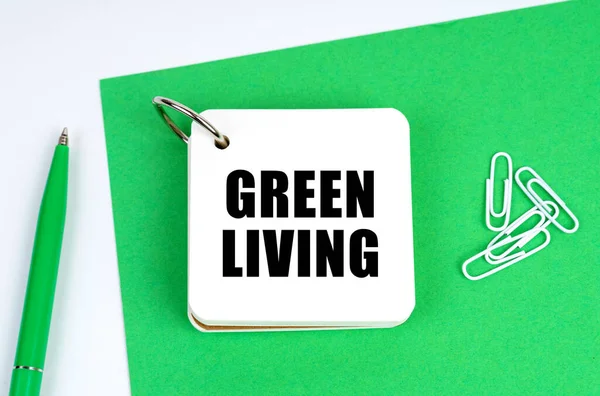 生態学と産業概念 白い表面には 緑の紙 碑文付きのノートがあります Green Living — ストック写真