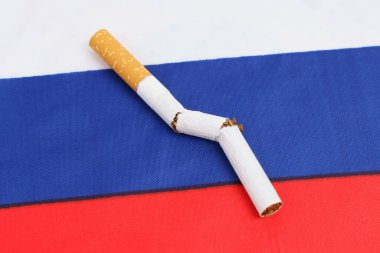 Sigara içilmiyor. Kırık bir sigara, sigara içmenin zararının sembolü olarak Rusya bayrağında asılı..