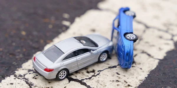 Столкновение двух машин на сплошной дорожной разметке. — стоковое фото