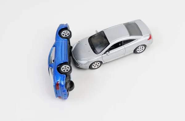 Столкновение серебряных и синих игрушечных машин. Изолированный на белом фоне. — стоковое фото