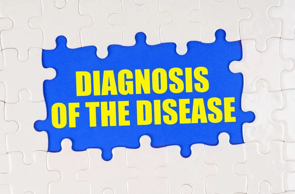 Dentro de los rompecabezas blancos sobre un fondo azul está escrito el diagnóstico de la enfermedad — Foto de Stock