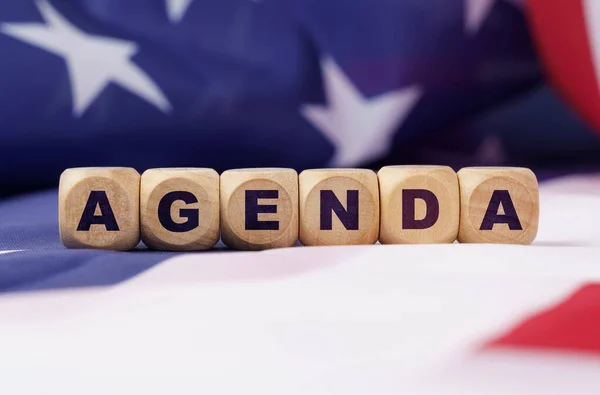 La bandera de Estados Unidos tiene cubos con la inscripción - AGENDA — Foto de Stock