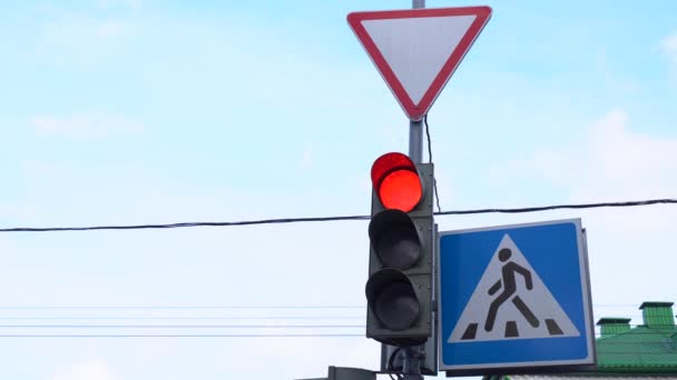 Close-up of a traffic light pedestrian crossing, the traffic light switches to red. City street at daytime. — Vídeo de Stock