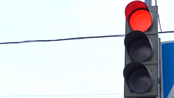 Primer plano de un cruce peatonal del semáforo, el semáforo cambia de rojo a verde. Calle de la ciudad durante el día. — Vídeos de Stock