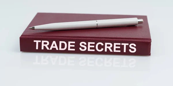 Business Finance Concept White Surface Lies Pen Notebook Inscription Trade — Stock Photo, Image