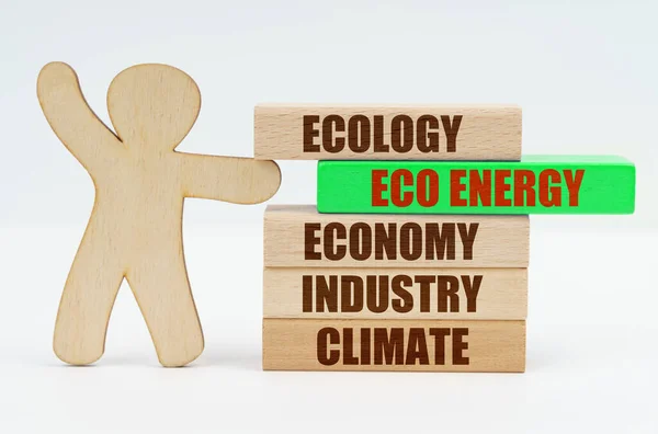 De houten man beweegt het groene blok met de inscriptie - Eco-energie — Stockfoto