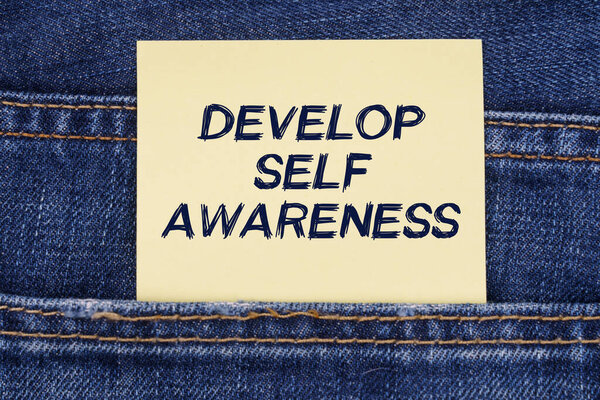 Концепция экономики и образования. Есть бумага торчит из кармана джинсов с надписью - Развитие самосознания