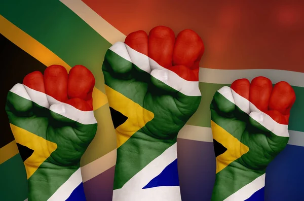 Güney Afrika bayrağı sıkılmış bir yumrukta ve arka planda. — Stok fotoğraf