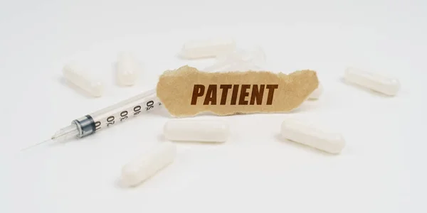 Medizin Und Gesundheitskonzept Auf Einem Weißen Tisch Liegen Tabletten Eine — Stockfoto