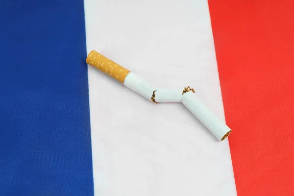 Non Fuma Una Sigaretta Rotta Sulla Bandiera Della Francia Come — Foto Stock