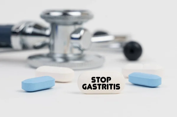 Orvosi Egészségügyi Koncepció Fehér Felületen Fekszenek Tabletták Sztetoszkóp Egy Tabletta — Stock Fotó