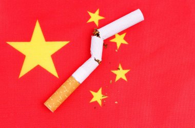 Sigara içilmiyor. Çin bayrağı sigara içmenin tehlikelerinin bir sembolü olarak kırık bir sigara tasvir eder..