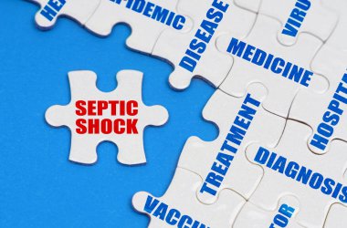 Tıp ve sağlık konsepti. Mavi yüzeyde, tıbbi yazıtlarla bulmacalar, ayrı bir bulmaca üzerine yazılmış - Septik şok