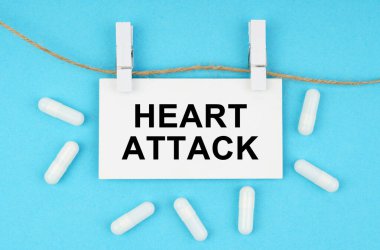 Tıbbi konsept. Mavi bir yüzeyde, raptiyeli bir ipte, üzerinde 