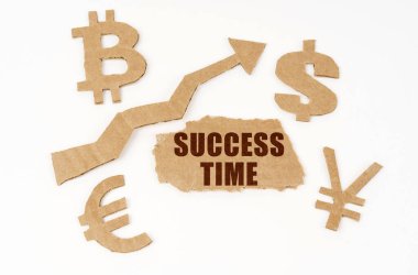 Ekonomik konsept. Beyaz arkaplanda, bitcoin, dolar, avro, yen sembolleri, yukarı doğru ok ve üzerinde yazı olan yırtık bir karton - başarı zamanı