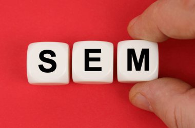 İş ve finans. Kırmızı yüzeyde, yazılı beyaz küpler - SEM