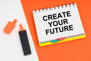 Beyaz-turuncu bir yüzeyde bir işaret ve üzerinde 