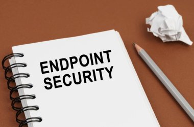 Kahverengi bir yüzeyde bir kalem, buruşmuş bir kağıt ve üzerinde 