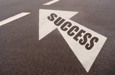 İşaretler ve üzerinde yazı olan bir ok - SUCCESS