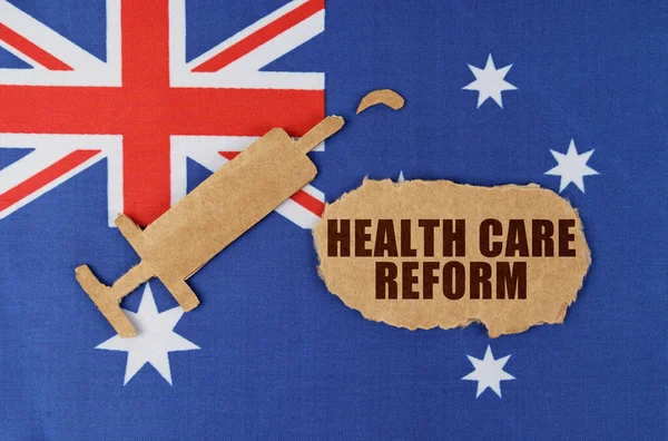 Ausztrália zászlóján egy fecskendő figura és egy karton felirattal - EGÉSZSÉGÜGYI TANÚSÍTVÁNY — Stock Fotó