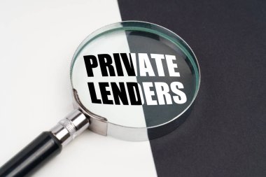 Yüzeyde, yarı siyah beyaz, içinde özel LENDERS yazan bir büyüteç bulunur.