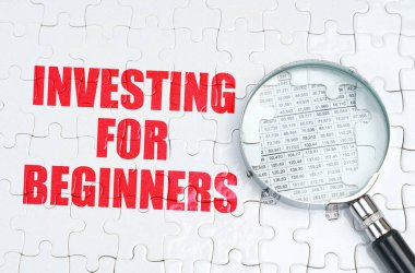 Bulmacaların üzerinde bir büyüteç var, hemen yanında - BAŞLAR İÇİN ÇALIŞIYOR