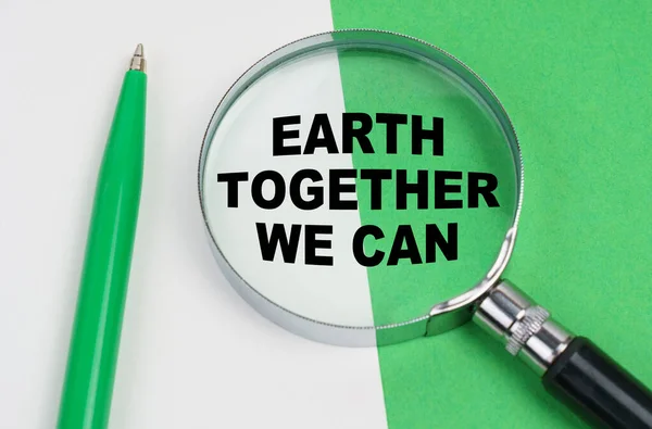 Beyaz-yeşil arka planda bir kalem ve bir büyüteç bulunur, içinde "Toprak Birlikte Yapabiliriz" yazılıdır — Stok fotoğraf